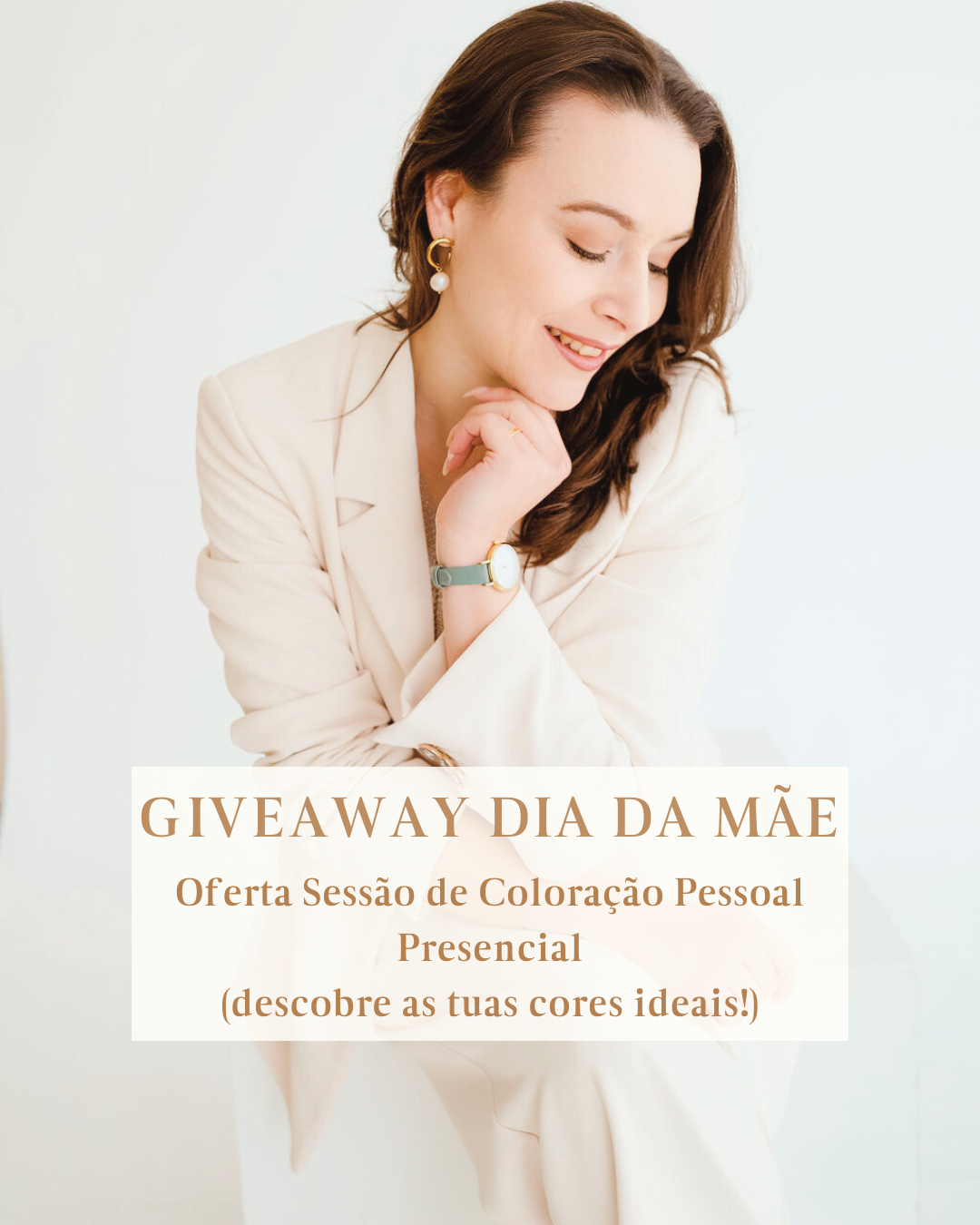 Mulher com casaco branco, brincos perolados e relógio, texto promocional para oferta de sessão de coloração pessoal.