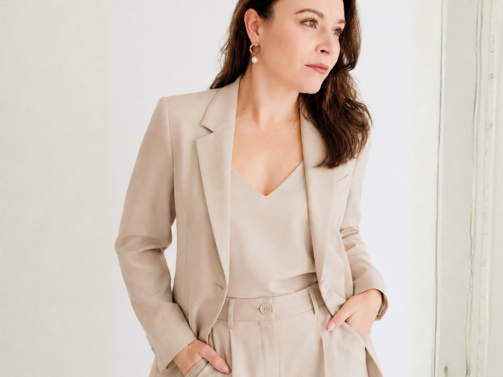 Susana Júdice em coordenado neutro de inspiração quiet luxury, representando presença, identidade
