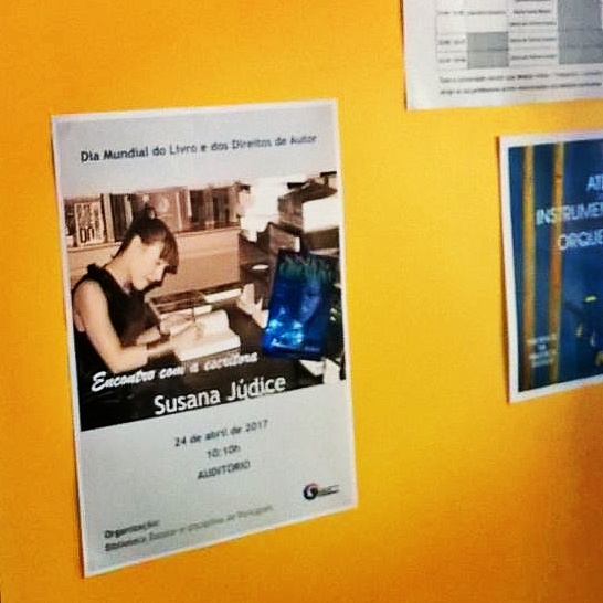 Paredes amarelas com cartaz promocional de evento com Susana Júdice