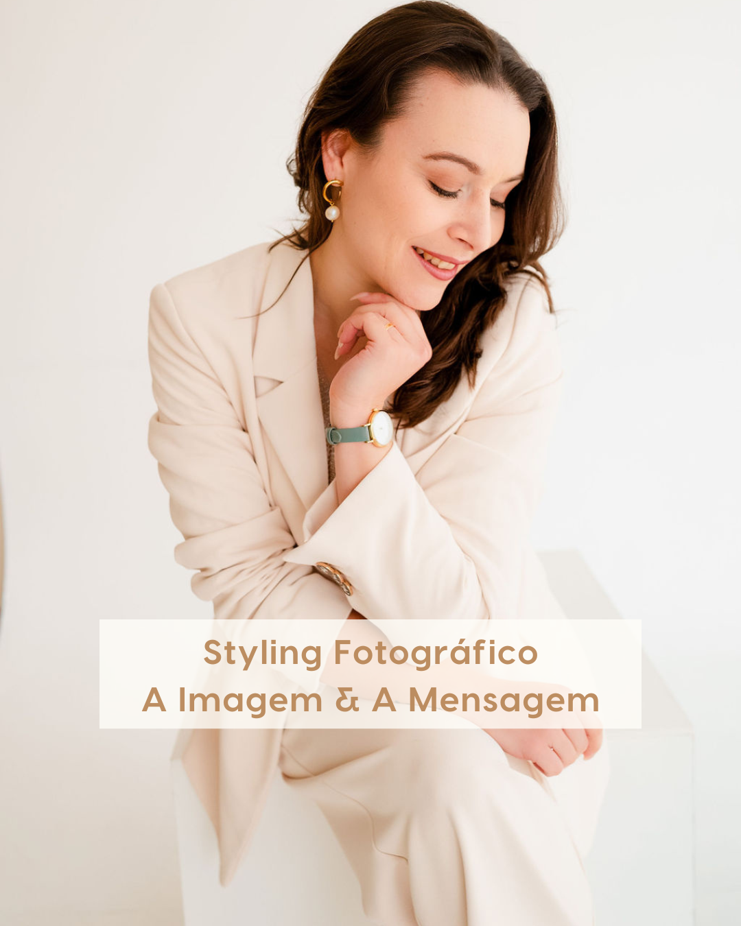 Mulher com fato bege claro, relógio verde, brincos dourados com pérola, texto em fundo branco