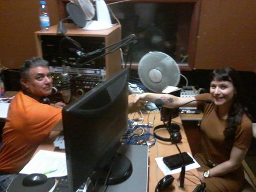 Estúdio de rádio com equipamento de som e pessoas a discutir