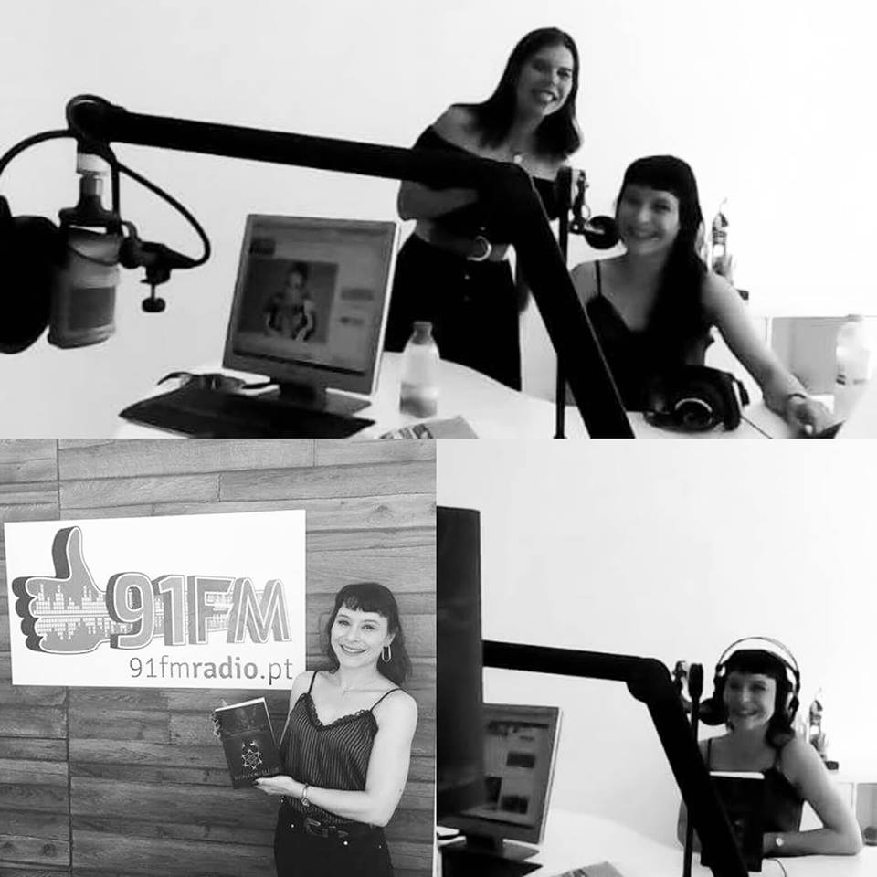 Estúdio de rádio preto e branco com duas mulheres, microfones, computador e logo 91FM.