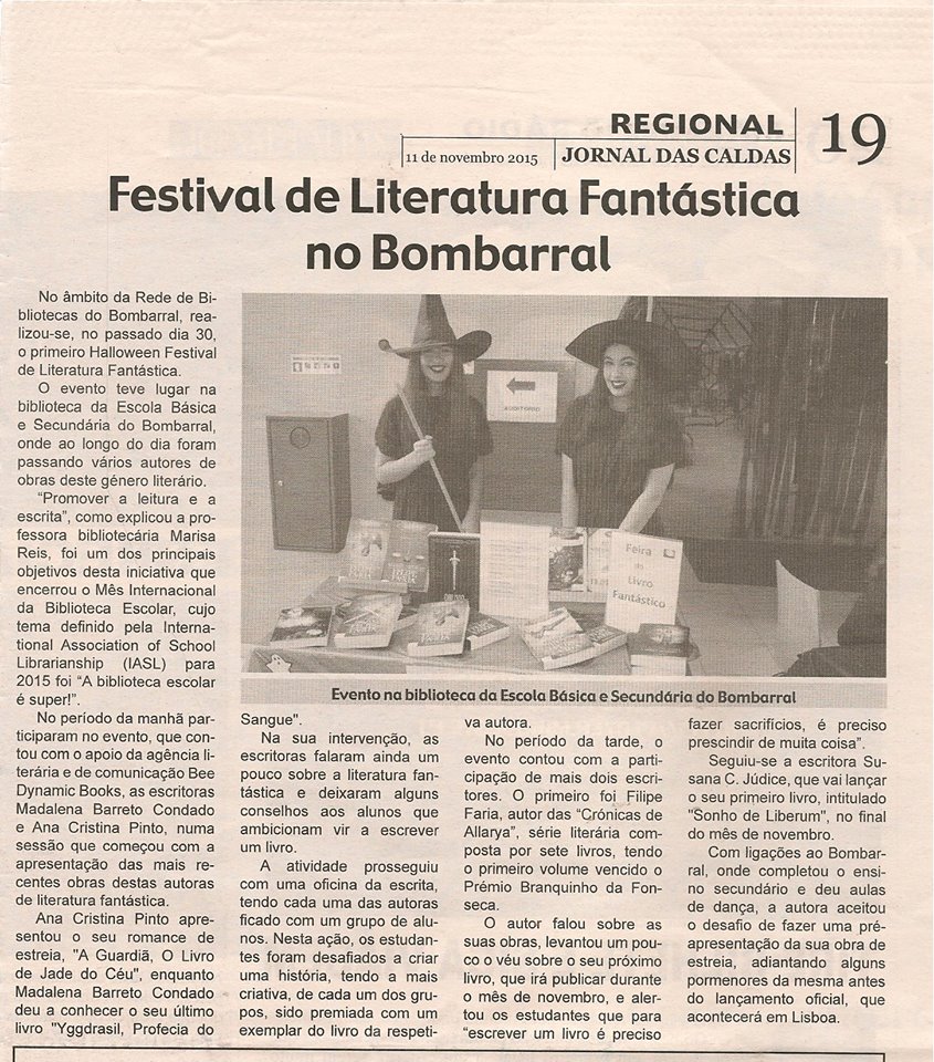 duas pessoas vestidas a rigor na biblioteca com mesa de livros e decoração de Halloween