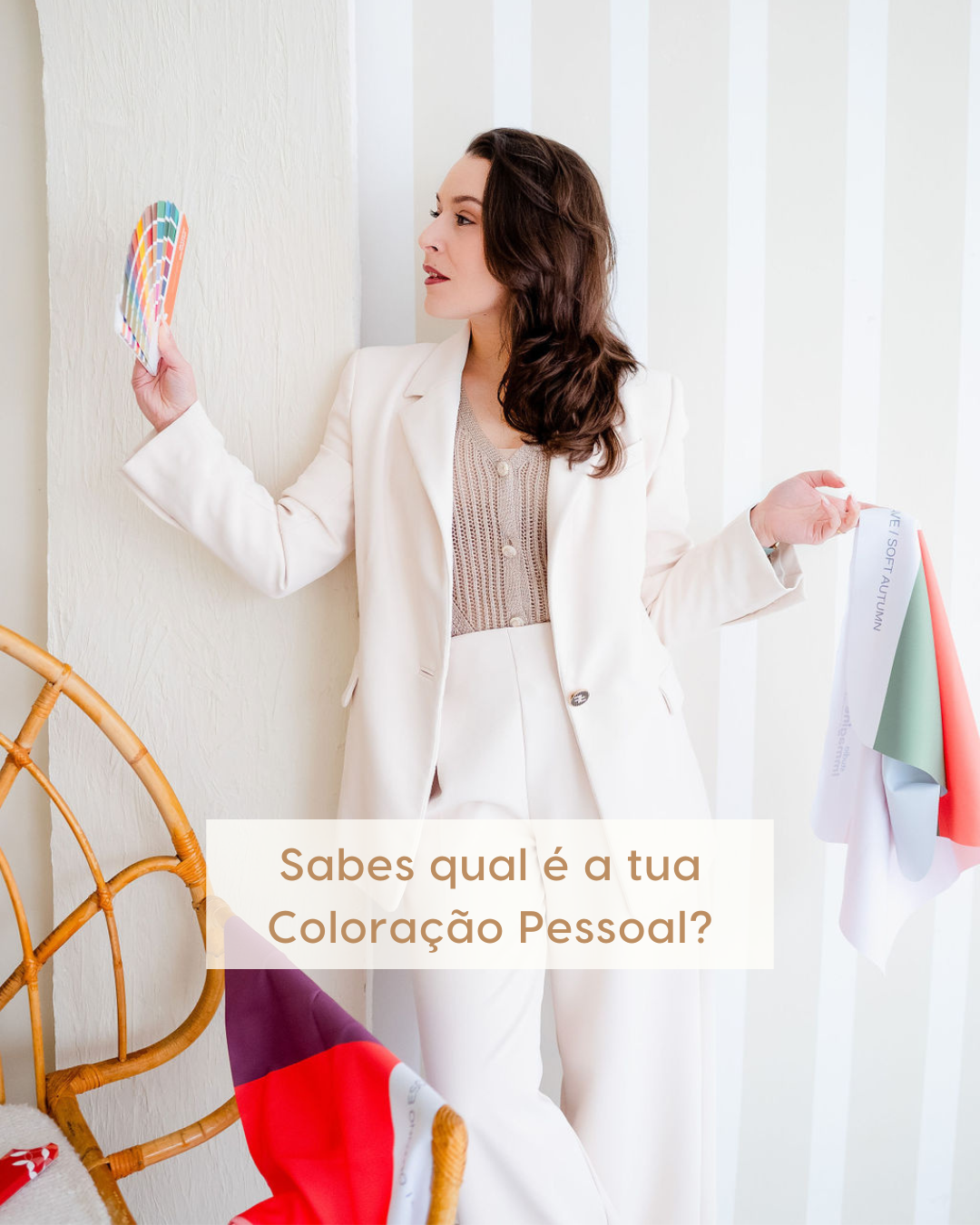 Mulher vestida de branco segurando amostras de cores com texto sobre coloração pessoal