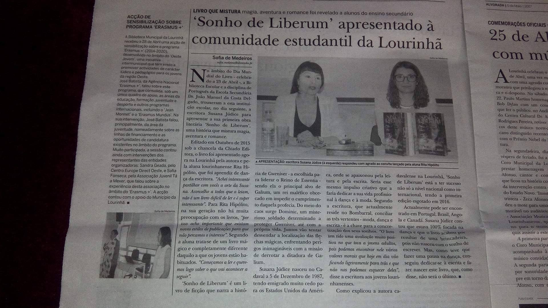 Página de jornal com texto em português e duas fotos em preto e branco.