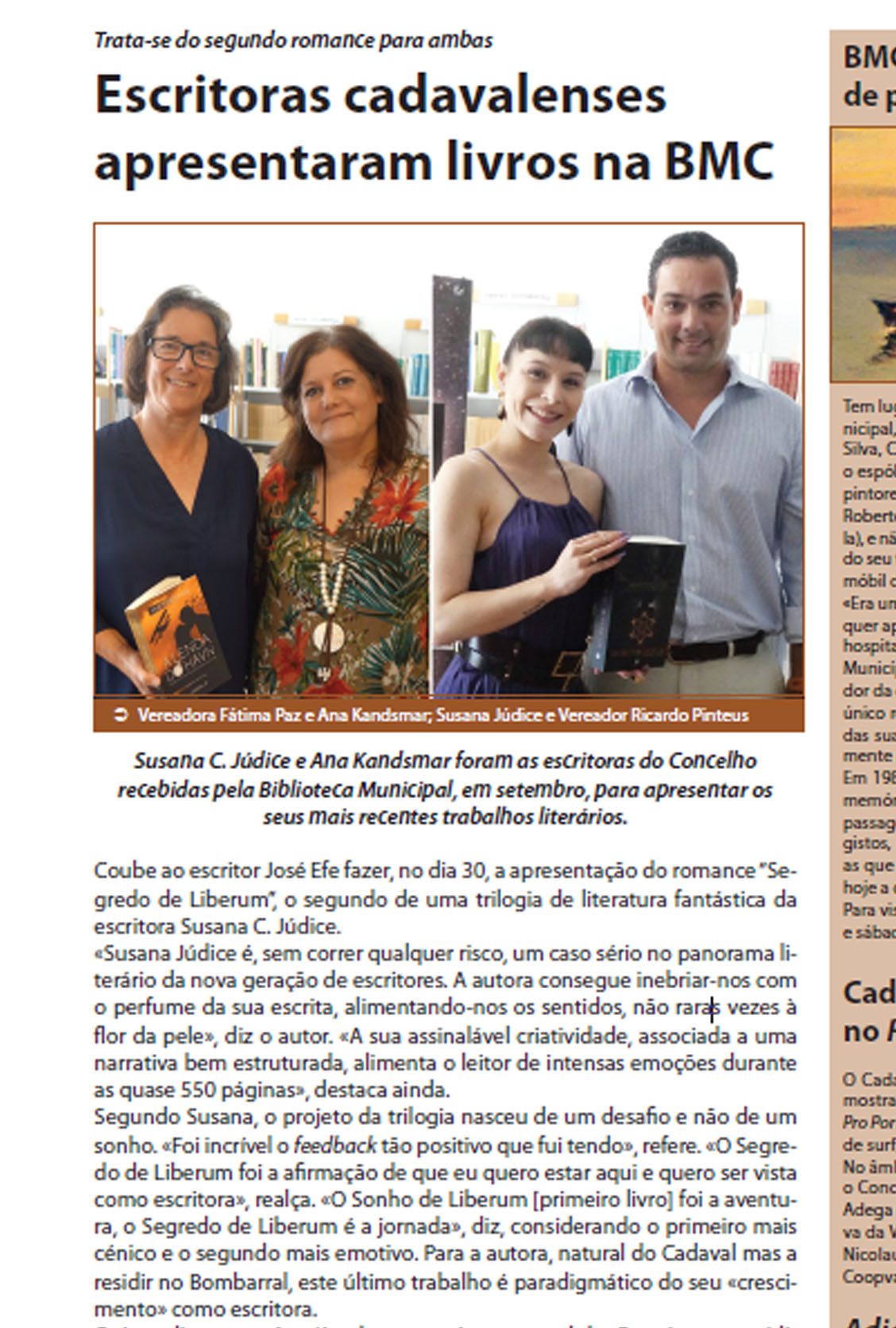 Quatro pessoas seguram livros em frente a estantes num ambiente fechado