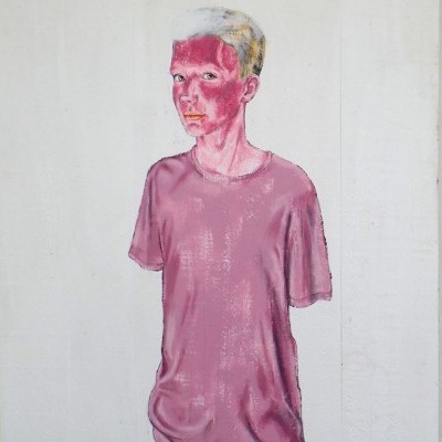 Pintura de jovem com t-shirt rosa, cabelo loiro, fundo branco e texto YES