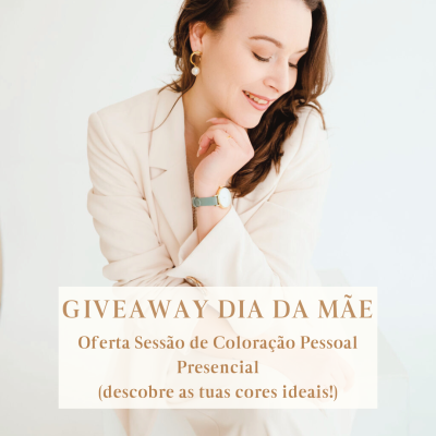Mulher com casaco branco, brincos perolados e relógio, texto promocional para oferta de sessão de coloração pessoal.