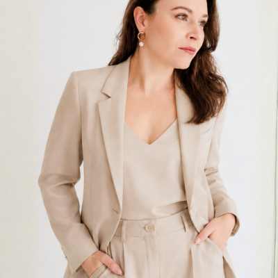 Susana Júdice em coordenado neutro de inspiração quiet luxury, representando presença, identidade