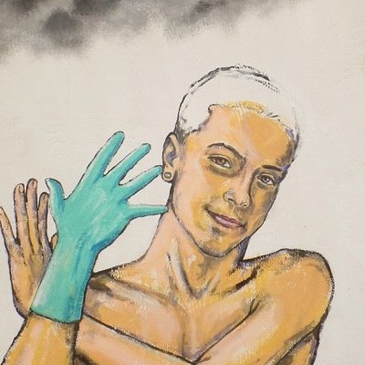 Mural de pessoa com cabelo branco e luva azul no braço sob fundo branco com nuvem cinzenta