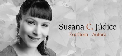 Foto preto e branco de mulher sorridente com texto de apresentação ao lado