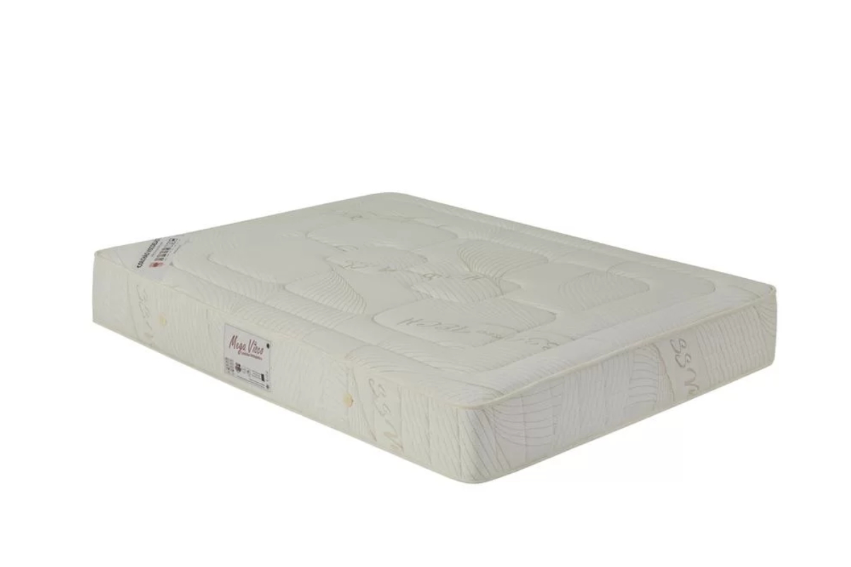 Colchão branco retangular com padrão e etiqueta visível