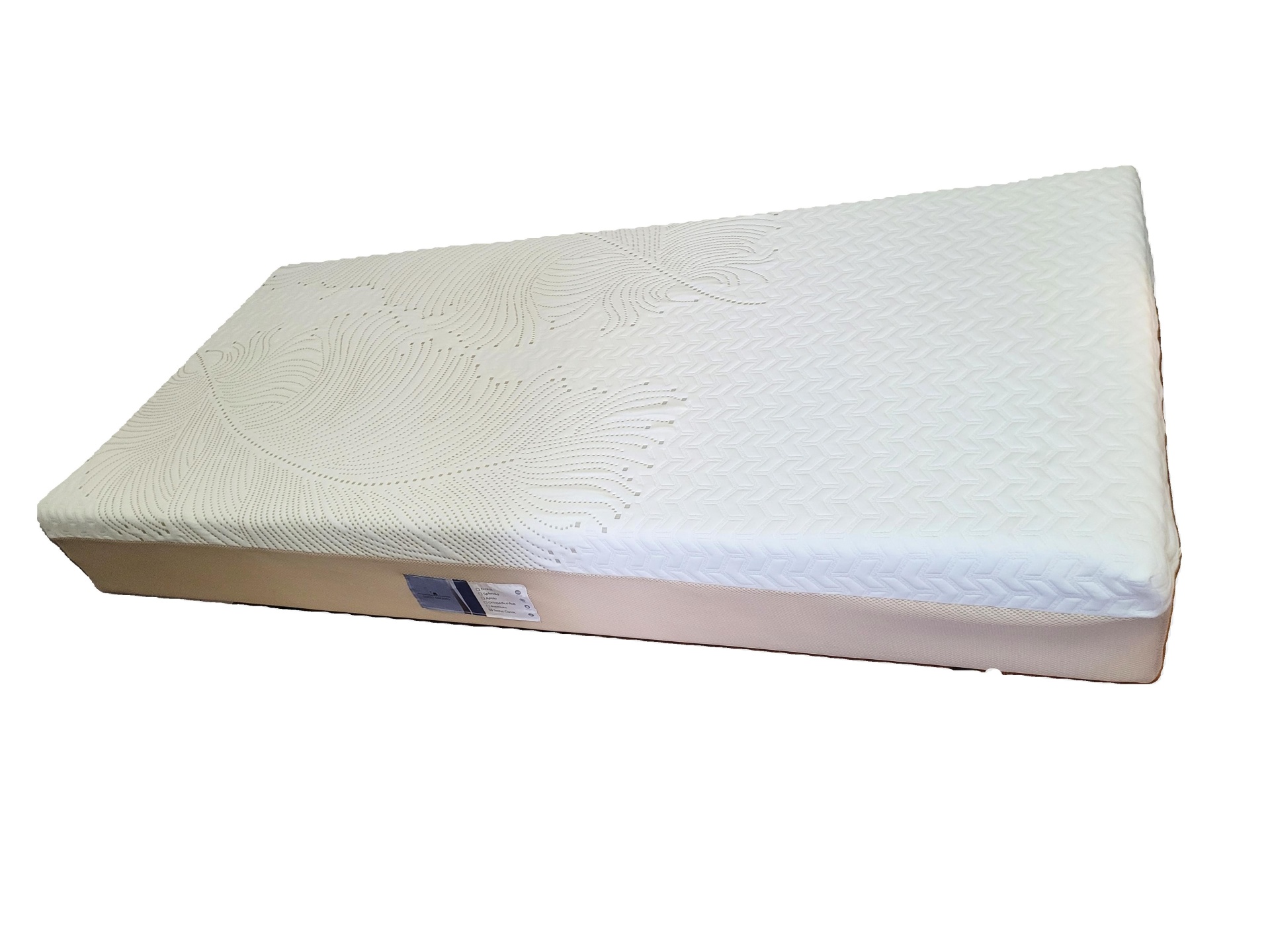 Colchão branco retangular com padrão texturizado e etiqueta na lateral
