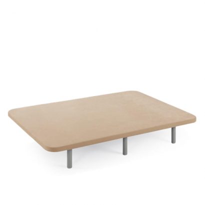 Base cama quadrada de madeira clara com pernas metálicas