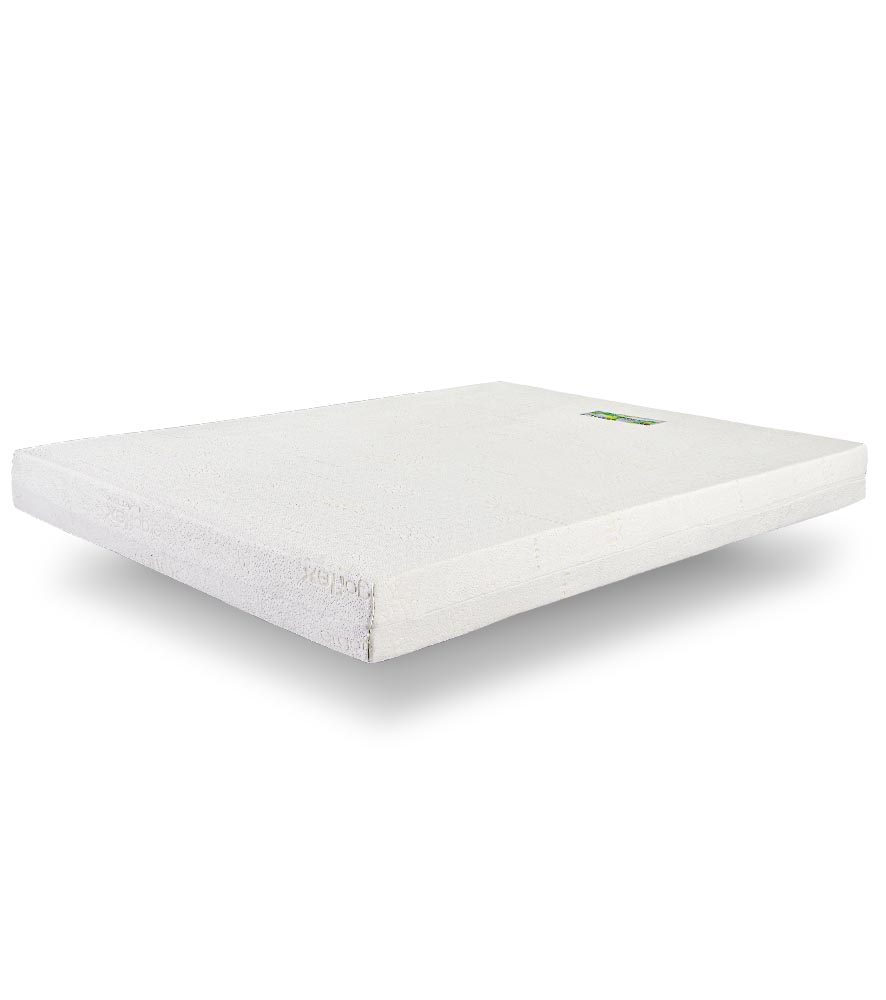 Colchão branco de espuma com etiqueta verde sobre fundo branco