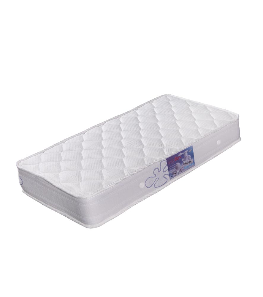 Colchão branco matelassê com etiqueta colorida e bordado de flores na lateral