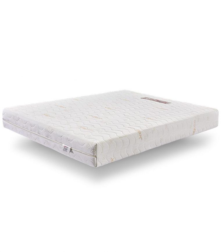 Colchão branco com padrão ondulado e etiquetas visíveis