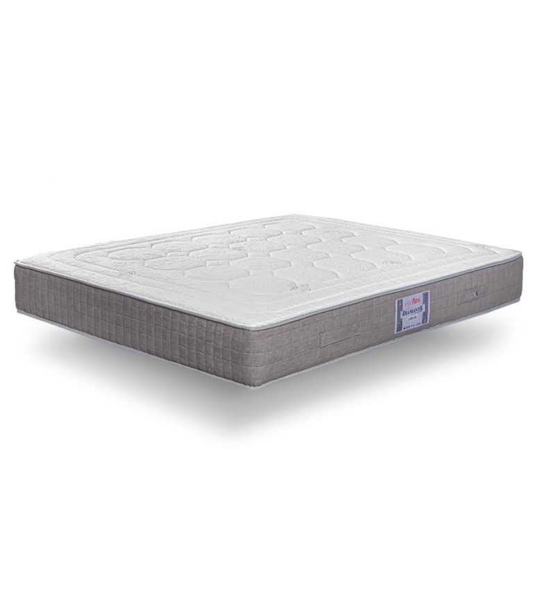 Colchão de casal branco com lateral cinza e etiqueta visível