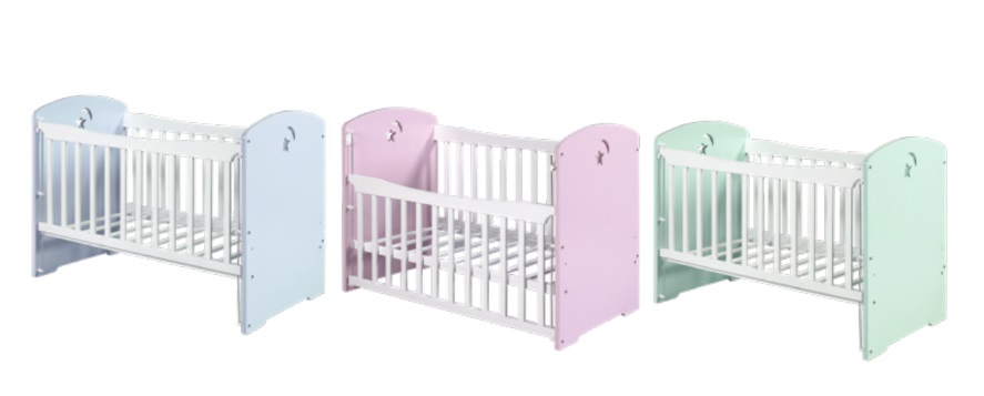 Três berços de bebé em azul, rosa e verde com grades brancas