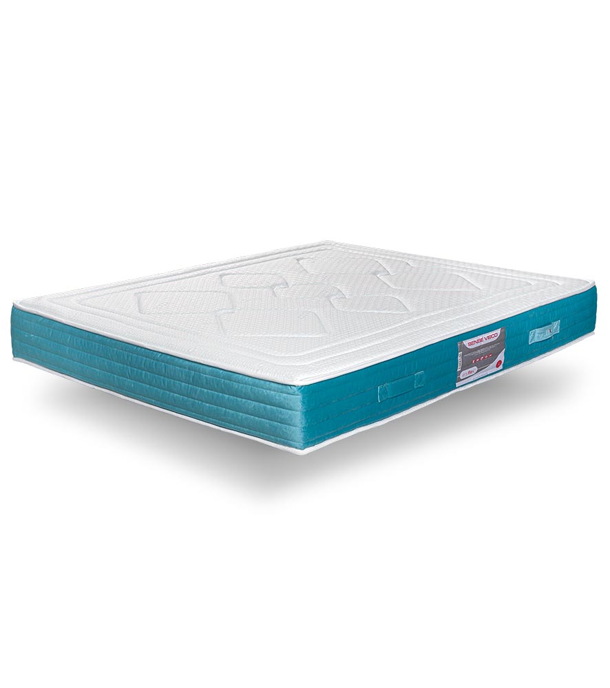 Colchão branco com laterais azuis e etiqueta com texto