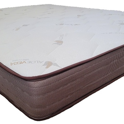 Colchão retangular branco com laterais castanhas e etiqueta azul