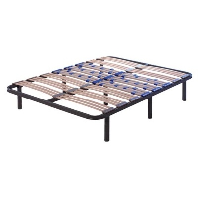 Estrado de cama com estrutura metálica preta e ripas de madeira clara e detalhes azuis