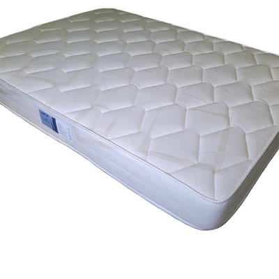 Colchão branco acolchoado com texto Hotel e etiqueta azul lateral