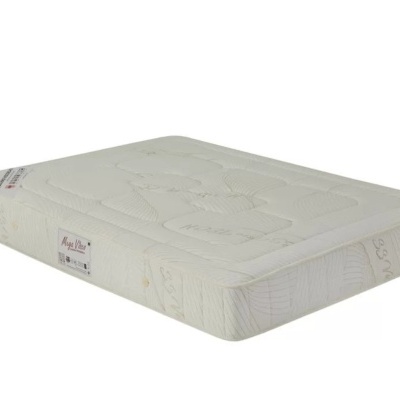 Colchão branco retangular com padrão e etiqueta visível