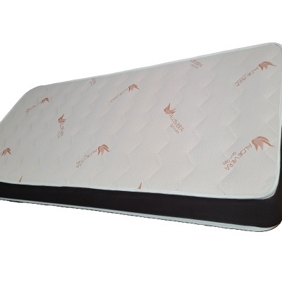 Colchão para bebé branco com inscrições 'BEBÉ CONFORT' em vermelho e laterais pretas