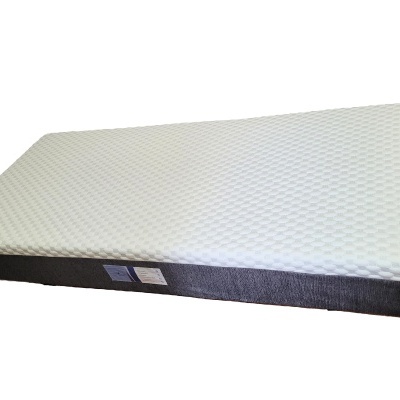 Colchão branco com base cinzenta e etiqueta lateral