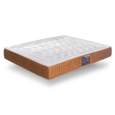 Colchão branco e castanho com etiqueta