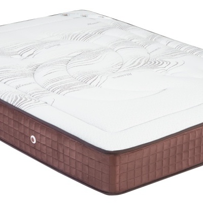 Colchão branco com laterais castanhas e etiqueta na lateral