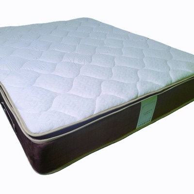 Colchão branco acolchoado com laterais castanho escuro e etiqueta GLAMOUR DREAMS