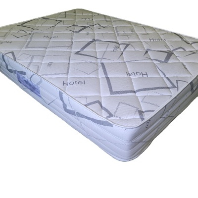 Colchão branco acolchoado com padrão geométrico e texto Hotel Inn