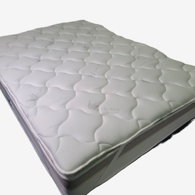 Colchão branco acolchoado com texto Aloevera e laterais cinza