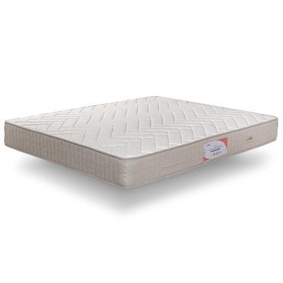 Colchão retangular branco com laterais bege e etiqueta visível