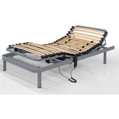 Estrado articulado de cama com estrutura metálica e ripas de madeira