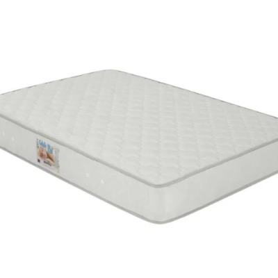 Colchão de casal branco com costura em diamante e bordas cinzentas