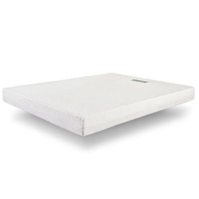 Colchão branco de espuma com etiqueta verde sobre fundo branco