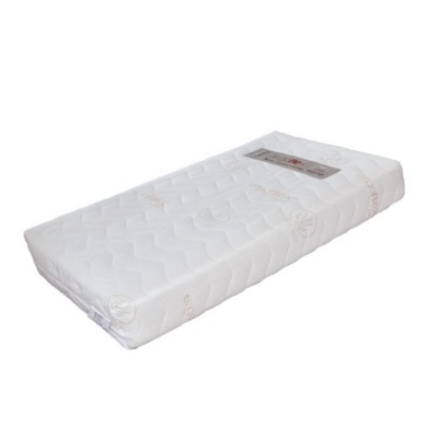 Colchão branco com padrão ondulado e etiqueta retangular.