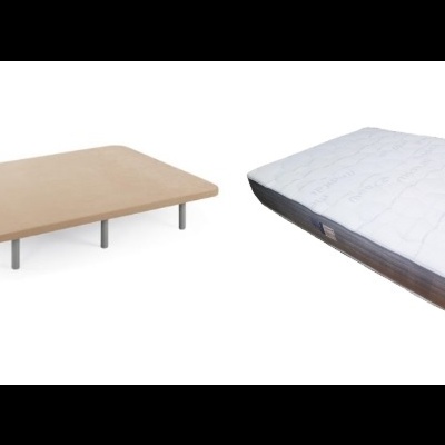 base de cama de madeira clara com pernas metálicas e colchão branco acolchoado