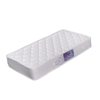 Colchão branco matelassê com etiqueta colorida e bordado de flores na lateral