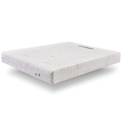 Colchão branco com padrão ondulado e etiquetas visíveis