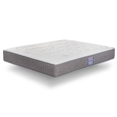 Colchão de casal branco com lateral cinza e etiqueta visível