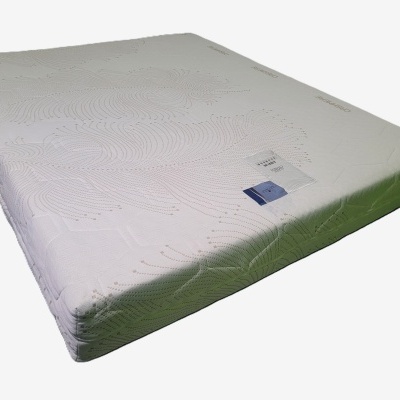 Colchão branco com padrão texturizado e etiquetas visíveis