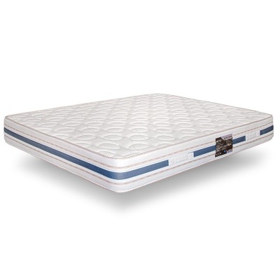 Colchão branco com detalhes azuis e etiqueta preta