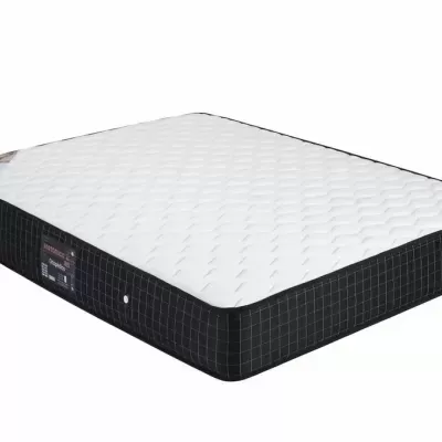 Colchão retangular branco e preto com etiqueta