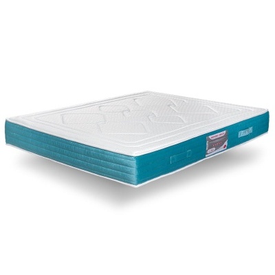 Colchão branco com laterais azuis e etiqueta com texto