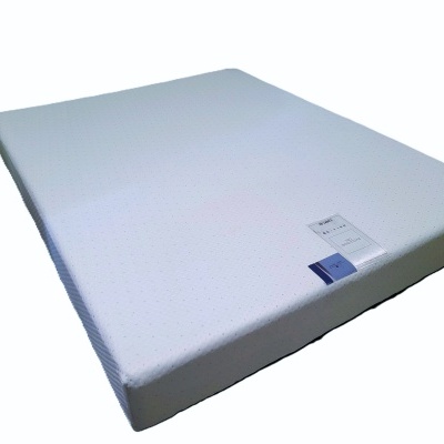 Colchão branco com micro pontos azuis e etiqueta BULTINGTON GEL.