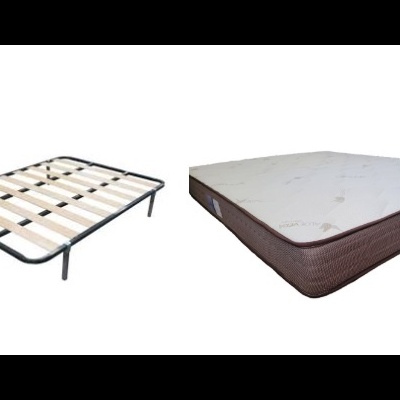 Estrado de cama metálico com ripas de madeira e colchão bege com laterais castanhas